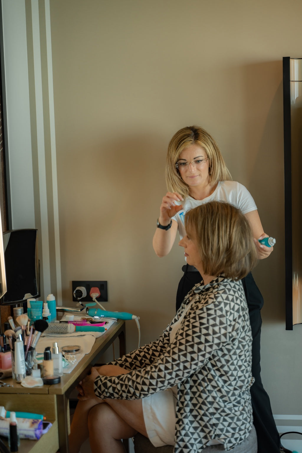 Georgina styling a businesswoman's hair at the Dubai retreat in January 2026